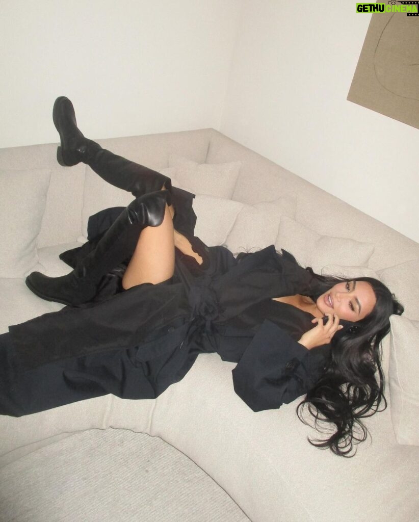 Kim Kardashian Instagram - me and my 5050 boots @stuartweitzman #swpartner