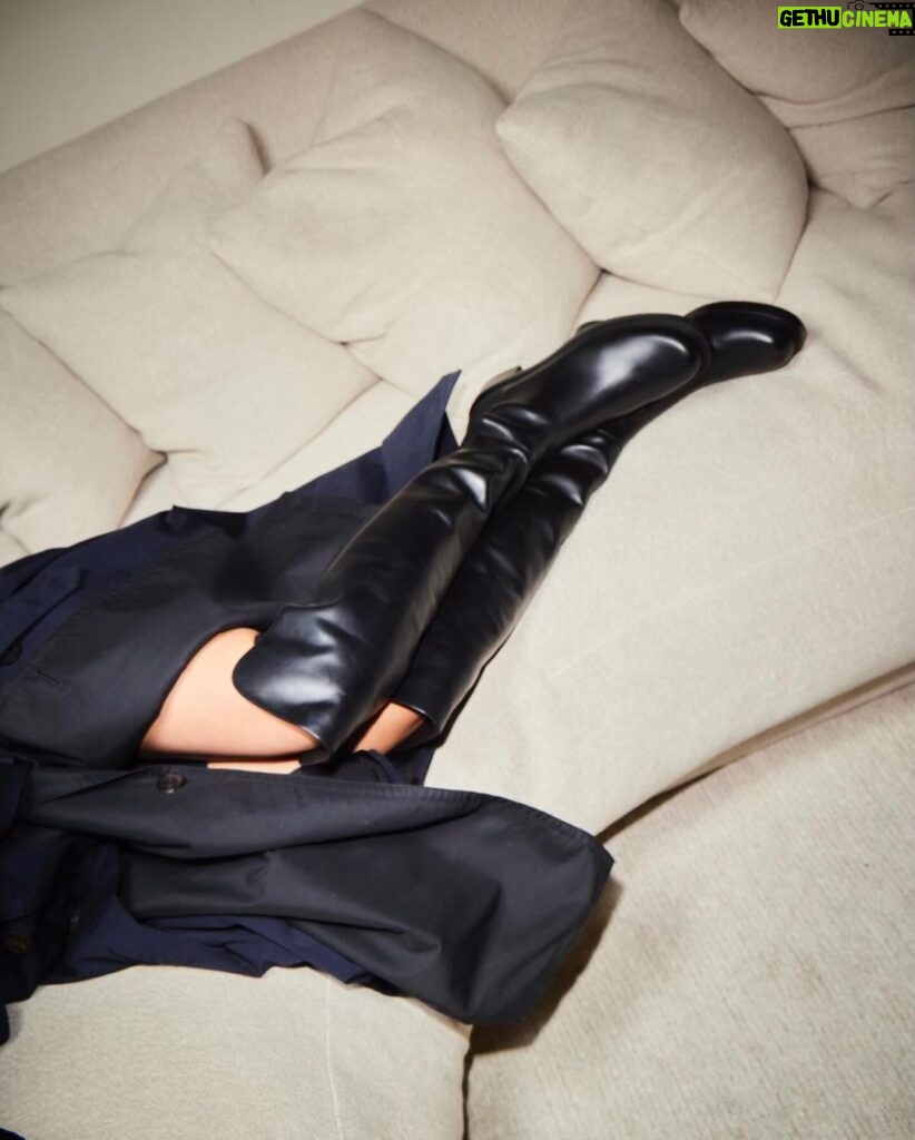 Kim Kardashian Instagram - me and my 5050 boots @stuartweitzman #swpartner