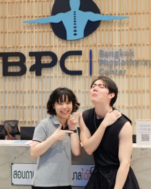 Kittipat Samantrakulchai Instagram - เวลาเมื่อยๆเข้าร้านนวดก็จะดีขึ้นอยู่ 2-3 วัน ก็กลับมาเป็นเหมือนเดิม เลยตัดสินใจมาลองหาหมอกายภาพ @bpcphysio คือ ดีย์ คุณหมอให้คำปรึกษา แนะนำ ดีมาก ได้ความรู้จากคุณหมอไปใช้เยอะเลย

👇How to ลาขาดอาการปวด👇
Step แรก คือเราต้องรู้สาเหตุของอาการ เช่น พฤติกรรมของเราที่ใช้ในชีวิตประจำวัน อย่างบิวเป็นคนชอบนอนดูทีวีบนเตียงด้วยหมอนสูง ก็เลยเป็นคนคอยื่น ปวดเมื่อยบ่า
Step 2 เมื่อเรารู้สาเหตุเราก็แก้ไขให้ตรงจุดและปรับพฤติกรรม
Step 3 ออกกำลังกายเพิ่มความแข็งแรงให้กับกล้ามเนื้อที่เกี่ยวข้องและยืดกล้ามเนื้อที่มีการตึงตัวอยู่เป็นประจำ

@bpcphysio
#BestPhysiotherapy
