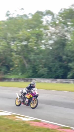 Kittipat Samantrakulchai Instagram - นัดขี่กันสนุกๆ แต่น้องมาสะใหญ่โต 😆

#motorbike #tnpmotorsport #thailand
