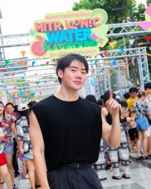 Kittipat Samantrakulchai Instagram - สงกรานต์สามย่านเริ่มแล้วว!! สาดความสนุก ในงาน “SONGKRAN SUMMER ILLUSION” �แลนด์มาร์กสาดความสนุกยืนหนึ่งในสามย่าน “MITR ICONIC WATER PLAYGROUND” 
ตั้งแต่ 13 -16 เม.ย.นี้ �
 
ดับร้อนให้ฉ่ำใจตลอดสงกรานต์กับ Waterbomb Station สถานีเติมน้ำ พร้อมบอมบ์ความสนุก และเอ็นจอยกับวอเทอร์สเปซ Fresh Up Point ให้ร่างกายได้ปะทะความเฟรช ตั้งแต่ 4 โมงเย็น เป็นต้นไป

  จัดใหญ่ด้วยบักเก็ตยักษ์ KFC SUMMER WOW BUCKET LIMITED EDITION 
พร้อมสาดความเท่ต่อด้วยคอลเลคชั่นสตรีทแวร์สุดเอ็กซ์คลูซีฟ “SUMMER WOW”และสาดจังหวะสนุกสุดมันไปกับ BUCKET PARTY โดย DJ BALLISTICONE 
 
ศูนย์รวมคอนเทนท์ ขึ้นชิงช้าสวรรค์ใจกลางเมืองจาก SCB  สนุกยกกำลัง 2 กับโปรโมชั่นเด็ดโดนใจของ SCB และ Robinhood 

แล้วยังมี ฟรีคอนเสิร์ตจากศิลปินดัง 4 วันเต็ม ตั้งแต่ 19.00 – 20.00 น. 13 เม.ย. เปิดฟลอร์ความสนุก ด้วย Polycat เร่งสปีคความมันแบบคนไม่คุยกับ PROXIE ในวันที่ 14 เม.ย. ขยี้ใจด้วยอิ้งค์ซี่ อิ้งค์-วรันธร กันต่อในวันที่ 15 เม.ย. และ16 เม.ย.ส่งท้ายสงกรานต์นี้ไม่ให้เหงากับ New Country ออนท้อปด้วยกิจกรรมอีกมายมายให้มิตรละลายไปด้วยความสุข

#SummerIllusion 
#พัดความสุขสนุกรับซัมเมอร์ 
#สามย่านมิตรทาวน์ #SamyanMitrtown 
#บักเก็ตสาดความสุด 
#มีบักเก็ตนี้ก็มีเฮ #KFCSUMMERWOW