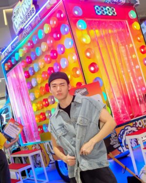 Kittipat Samantrakulchai Instagram - สงกรานต์สามย่านเริ่มแล้วว!! สาดความสนุก ในงาน “SONGKRAN SUMMER ILLUSION” �แลนด์มาร์กสาดความสนุกยืนหนึ่งในสามย่าน “MITR ICONIC WATER PLAYGROUND” 
ตั้งแต่ 13 -16 เม.ย.นี้ �
 
ดับร้อนให้ฉ่ำใจตลอดสงกรานต์กับ Waterbomb Station สถานีเติมน้ำ พร้อมบอมบ์ความสนุก และเอ็นจอยกับวอเทอร์สเปซ Fresh Up Point ให้ร่างกายได้ปะทะความเฟรช ตั้งแต่ 4 โมงเย็น เป็นต้นไป

  จัดใหญ่ด้วยบักเก็ตยักษ์ KFC SUMMER WOW BUCKET LIMITED EDITION 
พร้อมสาดความเท่ต่อด้วยคอลเลคชั่นสตรีทแวร์สุดเอ็กซ์คลูซีฟ “SUMMER WOW”และสาดจังหวะสนุกสุดมันไปกับ BUCKET PARTY โดย DJ BALLISTICONE 
 
ศูนย์รวมคอนเทนท์ ขึ้นชิงช้าสวรรค์ใจกลางเมืองจาก SCB  สนุกยกกำลัง 2 กับโปรโมชั่นเด็ดโดนใจของ SCB และ Robinhood 

แล้วยังมี ฟรีคอนเสิร์ตจากศิลปินดัง 4 วันเต็ม ตั้งแต่ 19.00 – 20.00 น. 13 เม.ย. เปิดฟลอร์ความสนุก ด้วย Polycat เร่งสปีคความมันแบบคนไม่คุยกับ PROXIE ในวันที่ 14 เม.ย. ขยี้ใจด้วยอิ้งค์ซี่ อิ้งค์-วรันธร กันต่อในวันที่ 15 เม.ย. และ16 เม.ย.ส่งท้ายสงกรานต์นี้ไม่ให้เหงากับ New Country ออนท้อปด้วยกิจกรรมอีกมายมายให้มิตรละลายไปด้วยความสุข

#SummerIllusion 
#พัดความสุขสนุกรับซัมเมอร์ 
#สามย่านมิตรทาวน์ #SamyanMitrtown 
#บักเก็ตสาดความสุด 
#มีบักเก็ตนี้ก็มีเฮ #KFCSUMMERWOW