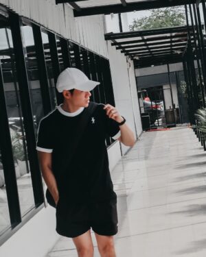 Kittipat Samantrakulchai Instagram - ตอนเช้ายกเวท ตกเย็นยกขวด 

@fualoneshop