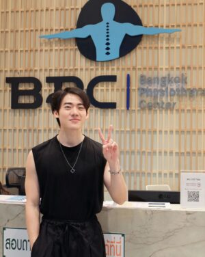 Kittipat Samantrakulchai Instagram - เวลาเมื่อยๆเข้าร้านนวดก็จะดีขึ้นอยู่ 2-3 วัน ก็กลับมาเป็นเหมือนเดิม เลยตัดสินใจมาลองหาหมอกายภาพ @bpcphysio คือ ดีย์ คุณหมอให้คำปรึกษา แนะนำ ดีมาก ได้ความรู้จากคุณหมอไปใช้เยอะเลย

👇How to ลาขาดอาการปวด👇
Step แรก คือเราต้องรู้สาเหตุของอาการ เช่น พฤติกรรมของเราที่ใช้ในชีวิตประจำวัน อย่างบิวเป็นคนชอบนอนดูทีวีบนเตียงด้วยหมอนสูง ก็เลยเป็นคนคอยื่น ปวดเมื่อยบ่า
Step 2 เมื่อเรารู้สาเหตุเราก็แก้ไขให้ตรงจุดและปรับพฤติกรรม
Step 3 ออกกำลังกายเพิ่มความแข็งแรงให้กับกล้ามเนื้อที่เกี่ยวข้องและยืดกล้ามเนื้อที่มีการตึงตัวอยู่เป็นประจำ

@bpcphysio
#BestPhysiotherapy