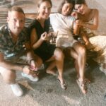 Klelia Andriolatou Instagram - Καλοκαίρι στο χωριό ☀️ Σαμπρέλα 🍩 Καλαμπόκι 🌽 Παγωτό 🍦 Και την πιο ομορφη παρέα 💛 Katákolo, Greece