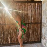 Klelia Andriolatou Instagram - Εγώ με αυτό το παρεό ζω αυτές τις μέρες 🦜 @elena_hristopoulou 🤓 #spam Secret Paradise