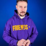 Konstantin Pavlov Instagram - Кучу вещей открыл, не все там можно понять, подделка или нет, и у вас в сторис спрашивал, там тоже мнение разделились 😁 В итоге, у меня есть пара вещей поддельных и вообще, никто, никогда не сможет понять, какие именно! Так же и у моих друзей @tsum.market есть куча брендовых вещей, по минимальным ценам, типа толстовка, которая в ЦУМе стоит 60-80 тысяч, у ребят 6-12, и я уверен, что вы не сможете понять, что у меня куплено у них! Или сможете? 🤗☺️ Теперь давайте подробней: TSUM MARKET - это организация, которая оденет вас, как в бутике, но в несколько раз дешевле. Все бирки и коды пробиваются, лучшего качества попросту не существует. @tsum.market 💰Если скажете, что пришли от меня, то получите хорошую СКИДКУ, торопитесь!
