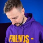 Konstantin Pavlov Instagram - Кучу вещей открыл, не все там можно понять, подделка или нет, и у вас в сторис спрашивал, там тоже мнение разделились 😁 В итоге, у меня есть пара вещей поддельных и вообще, никто, никогда не сможет понять, какие именно! Так же и у моих друзей @tsum.market есть куча брендовых вещей, по минимальным ценам, типа толстовка, которая в ЦУМе стоит 60-80 тысяч, у ребят 6-12, и я уверен, что вы не сможете понять, что у меня куплено у них! Или сможете? 🤗☺️ Теперь давайте подробней: TSUM MARKET - это организация, которая оденет вас, как в бутике, но в несколько раз дешевле. Все бирки и коды пробиваются, лучшего качества попросту не существует. @tsum.market 💰Если скажете, что пришли от меня, то получите хорошую СКИДКУ, торопитесь!