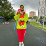 Konstantin Pavlov Instagram - Будто возвращаюсь в детство, по выходным играю в футбол, в прятки, догонялки - салочки, амонг ас (этого у меня в детстве не было, но была мафия, так что я быстро вник в суть! Лопаю поп Ит и Симпл Димпл… 😁 короче, отметил профиль, где выкладываем фотографии с нашими детьми, с ними я так провожу время по выходным!