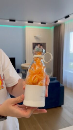 Konstantin Pavlov Instagram - ВЗБИЛ  МАНДАРИНЫ | Портативный блендер FRESH JUICE

Измельчитель позволяет с легкостью приготовить любой напиток, будь то смузи или молочный коктейль! 

Wb: 148806005