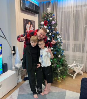 Konstantin Pavlov Instagram - С Наступающим! А кого-то уже с Наступившим Новым 2024 годом 🤍 
Наша семья всех поздравляет!