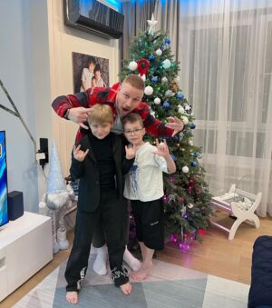 Konstantin Pavlov Instagram - С Наступающим! А кого-то уже с Наступившим Новым 2024 годом 🤍 
Наша семья всех поздравляет!
