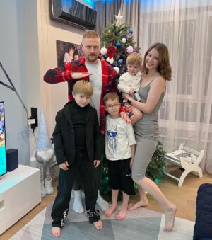 Konstantin Pavlov Instagram - С Наступающим! А кого-то уже с Наступившим Новым 2024 годом 🤍 
Наша семья всех поздравляет!