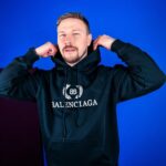 Konstantin Pavlov Instagram - Кучу вещей открыл, не все там можно понять, подделка или нет, и у вас в сторис спрашивал, там тоже мнение разделились 😁 В итоге, у меня есть пара вещей поддельных и вообще, никто, никогда не сможет понять, какие именно! Так же и у моих друзей @tsum.market есть куча брендовых вещей, по минимальным ценам, типа толстовка, которая в ЦУМе стоит 60-80 тысяч, у ребят 6-12, и я уверен, что вы не сможете понять, что у меня куплено у них! Или сможете? 🤗☺️ Теперь давайте подробней: TSUM MARKET - это организация, которая оденет вас, как в бутике, но в несколько раз дешевле. Все бирки и коды пробиваются, лучшего качества попросту не существует. @tsum.market 💰Если скажете, что пришли от меня, то получите хорошую СКИДКУ, торопитесь!