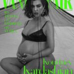 Kourtney Kardashian Barker Instagram - Dopo due anni di tentativi, è rimasta incinta naturalmente a 44 anni. E a chi critica la gravidanza alla sua età, Kourtney Kardashian Barker (@kourtneykardash) risponde: «Quei commenti non mi toccano. A chi li fa dico solo: come osate mettere in discussione il progetto di Dio? Perché è così che vedo questa gravidanza, che infatti è arrivata quando sia io che Travis non ci pensavamo neanche più e un anno dopo aver smesso di provare con la fecondazione assistita». 🔗Kourtney Kardashian Barker è la protagonista della cover digitale di questa settimana. L'intervista di @simonasiri al link in bio #VFdigitalcover - - - - - - - - - - - After two years of trying, she became pregnant naturally at 44 years old. And to those who criticize pregnancy at her age, Kourtney Kardashian Barker replies, "Those comments don't affect me. I just say: how could you question God's plan? Because that's how I see this pregnancy, which came when both Travis and I weren't even thinking about it anymore and a year after we stopped IVF." 🔗Kourtney Kardashian Barker stars in this week's digital cover story. The interview at the link in bio Interview by @simonasiri Photo Daniella Midenge Styling: Chloe & Chenelle Delgadillo Hair: Dimitris Giannetos Make-up: Leah Darcy