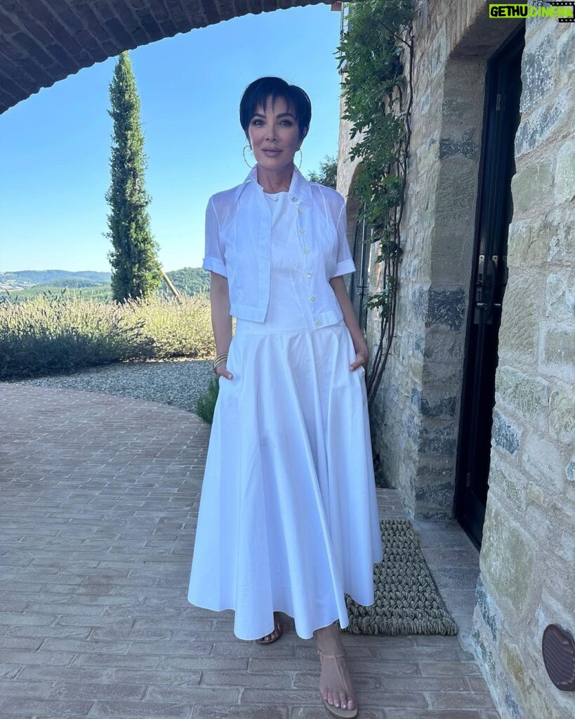 Kris Jenner Instagram - Under the Tuscan sun 🇮🇹☀️
