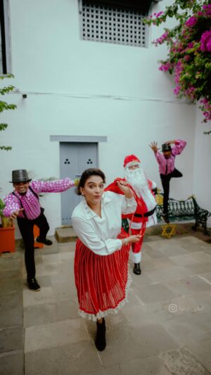 Krishna Praba Instagram - Jingle bells🔔 jingle bells🎉🎊💃🎅

Yes! Let’s have some craziness 🎅

👗 @sajawat_designerhub_bridalshop 
  @styling_by_js

📸  @ajesh_pkd 
Edit.  @godwin_xavier_chirayath 
  @hafizmohammedx 
  @l4lavendermedia 
  @arun_thandav 
  @thandavdanceschool 

#christmas #santa #celebration #celebrity #happiness