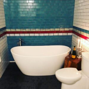 Kristen Holden-Ried Instagram - It’s been a journey...

But !!!

The tub is in !!!

First bath was bliss. 
Great Christmas gift. 

Big end of year love to all you. 

#bath #renovation #bliss