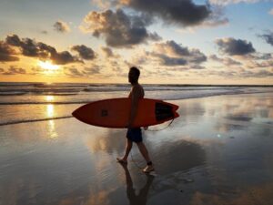 Kristen Holden-Ried Instagram - Well… end of the ride for me. 

After a month of surfing everyday, often two sessions, with shoulder tendinitis, bruised ribs, and now torn serratus…. oh and a shave ! 

I have to throw in the towel on my last day in paradise. No good bye sunset session for me :(

But it’s been a great ride !

Grateful to have got back board skills and strength, and to lose the Covid belly !! ;)

And now? Time to plan winter projects while still poolside :)

And maybe finish this bottle of tequila 😜

#surfing #costarica🇨🇷