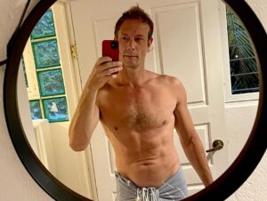 Kristen Holden-Ried Instagram - Well… end of the ride for me. 

After a month of surfing everyday, often two sessions, with shoulder tendinitis, bruised ribs, and now torn serratus…. oh and a shave ! 

I have to throw in the towel on my last day in paradise. No good bye sunset session for me :(

But it’s been a great ride !

Grateful to have got back board skills and strength, and to lose the Covid belly !! ;)

And now? Time to plan winter projects while still poolside :)

And maybe finish this bottle of tequila 😜

#surfing #costarica🇨🇷