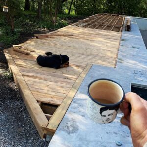 Kristen Holden-Ried Instagram - Cup of Joe con Frida con Luca to get juiced up for another day of deck building…. Yay 😜