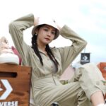 Kung Ching-Ting Instagram - #⛺️ 適合野餐露營的季節來了💞 雖然斷斷續續下雨 但搶到樹下位置一切都完美✨ Thanks @converse_tw 👟 從小到大最多的就是帆布鞋 七彩到厚底都超好搭🥹 - 耳環 @thisthing2013 🤍 #gq城市野營 #converse @gqtaiwan 大佳河濱公園