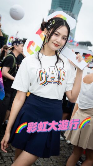 Kung Ching-Ting Instagram - #🌈 
前年參加彩虹大遊行的時候
就在心裡小小許願
希望有朝一日能向更多人宣傳多元的社會

而今年終於！有機會了！！！！！
謝謝 @gaptaiwan 
讓我能以嘉賓的身分踩上遊行車向世界宣傳：
「Celebrating Love All Ways」❤️

生命是什麼？

是理解、是包容、是分享
是在一次次與社會對話中得到支持
是世界一起團結的向前邁進

我們是人類，是群居動物，沒有人是孤單的💞

@gaptaiwan #gaptaiwan #gapootd #celebratingloveallways 
Hair @jarvis_lin0131