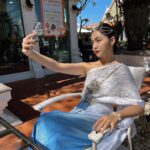 Kung Ching-Ting Instagram - #泰服 泰國最後一天行程去鄭王廟體驗泰服 原本沒有太大期待 但被絆尾幔纏腰後 店家還會給你穿戴好～多～細緻的銀飾 頭髮也有專業老師盤髮並加戴頭鏈🥹 瞬間從平民變成泰國公主🥹 好喜歡～～～變身程堪比《女神降臨》 朋們去泰國一定要體驗看看 不只藏肉還提升氣質 隨意用手機拍都好好看🥹💙 啊過去一定要搶淺藍色或淺金色喔 其他顏色不推^_^ #泰國 #曼谷 #泰國旅遊 #鄭王廟 #ชุดไทย วัดอรุณราชวรารามฯ (Wat Arun Rajwararam)