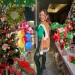 Kusha Kapila Instagram - how photoshopped you want the picture to be? yes🎄🌲🎄🌲 thanks @torte.in for the bestest Christmas lunch. Love you, Rheu🌸 Merry Christmas cutiesssss💜 My awesomeness leggings by @oneinmelon