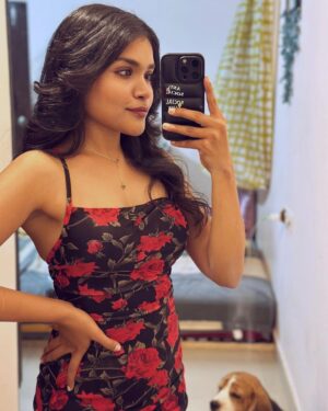 Kusuma Degalamari Instagram - "Lost in the mirror maze, finding my way through pixels and grace. 🌟 #ReflectionReverie"

Selfie, pose, ootd, photography, mirror, mirror selfie, night, makeup, routine, hairstyle, vibe check