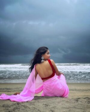 Kusuma Degalamari Instagram - Swipe left to see timeless elegance.

PS: 3rd one is my fav ❤️

Beach, sea, saree, captions, photography, travel, photoshoot, 

#baby #babythemovie #kusuma #kusumadegalamari #travel #travelstories #solotrip #beach #saree #picoftheday #photooftheday #love #sunset #instagood #ootd