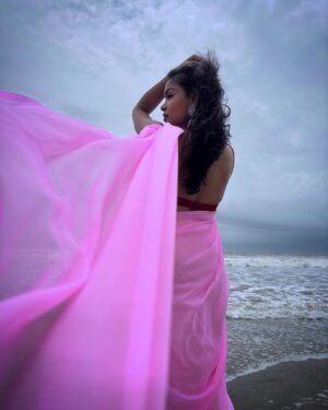 Kusuma Degalamari Instagram - Draped in pink by the sea, where every sunset is a masterpiece. 🌅💖 #sareeserenity 
#beachbaby 

Beach, sea, saree, captions, photography, travel, photoshoot, 

#baby #babythemovie #kusuma #kusumadegalamari #travel #travelstories #solotrip #beach #saree #picoftheday #photooftheday #love #sunset