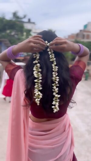 Kusuma Degalamari Instagram - Mallepoovullu 😍

#kusuma #kusumadegalamari #instagood #explorepage #fyp #flowers #gajra #mallepovulu😍😍😍 #lehenga #devotional #spirituality #temple #baby #babythemovie