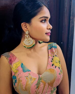 Kusuma Degalamari Instagram - A little sass a day drives the basics away.

Outfit by @resonatedeattire 

#ootd #baby #babythemovie #chiranjeevi #chiru#megastarchiranjeevi #chiranjeevikonidela #successmeet #explorepage✨ #explore #fyp #fypシ #ınstagood #instafashion #kusumadegalamari #selflove #pink #messyhair