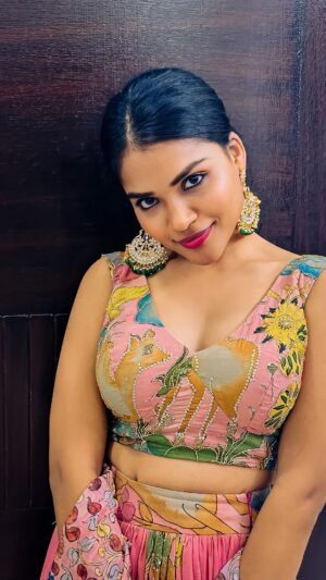 Kusuma Degalamari Instagram - Nee Kirthe Lokalu Palaka,
Ellora Silpalu Ulaka 🎶🎻

Outfit by @resonatedeattire 

📷 @kirrakseetha 

#premikularoju #sonalibendre #oldsongs #teluguoldsongs #telugucinema #telugusongs #love #lovesongs #kusuma #kusumadegalamari #instadaily #explore #fyp #fypシ #reelitfeelit #reelkarofeelkaro #trending #trendingreels #kusuma #kusumadegalamari #baby #babythemovie
