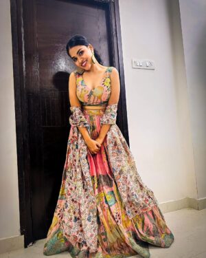 Kusuma Degalamari Instagram - Konchem navachu kada☺️

Outfit by @resonatedeattire 

#ootd #baby #babythemovie #chiranjeevi #chiru#megastarchiranjeevi #chiranjeevikonidela #successmeet #explorepage✨ #explore #fyp #fypシ #ınstagood #instafashion #kusumadegalamari #selflove #pink #messyhair #trending #fashion #lehenga #indianwear