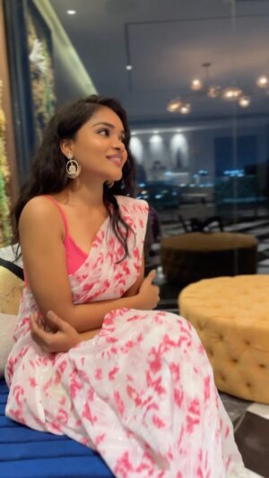 Kusuma Degalamari Instagram - Vibing to this song 🎵💖

VC @kirrakseetha 

#khushi #khushimovie #samantha #samantharuthprabhu #vijaydeverakonda #telugucinema #telugusongs #love #lovesongs #kusuma #kusumadegalamari #instadaily #explore #fyp #fypシ #reelitfeelit #reelkarofeelkaro #trending #trendingreels