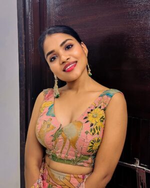 Kusuma Degalamari Instagram - A little sass a day drives the basics away.

Outfit by @resonatedeattire 

#ootd #baby #babythemovie #chiranjeevi #chiru#megastarchiranjeevi #chiranjeevikonidela #successmeet #explorepage✨ #explore #fyp #fypシ #ınstagood #instafashion #kusumadegalamari #selflove #pink #messyhair