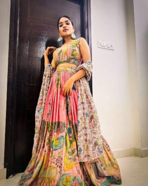 Kusuma Degalamari Instagram - Konchem navachu kada☺️

Outfit by @resonatedeattire 

#ootd #baby #babythemovie #chiranjeevi #chiru#megastarchiranjeevi #chiranjeevikonidela #successmeet #explorepage✨ #explore #fyp #fypシ #ınstagood #instafashion #kusumadegalamari #selflove #pink #messyhair #trending #fashion #lehenga #indianwear