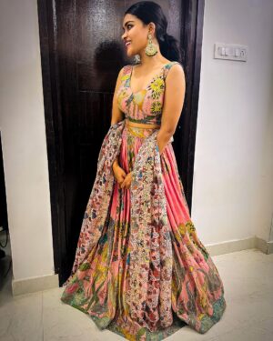 Kusuma Degalamari Instagram - Konchem navachu kada☺️

Outfit by @resonatedeattire 

#ootd #baby #babythemovie #chiranjeevi #chiru#megastarchiranjeevi #chiranjeevikonidela #successmeet #explorepage✨ #explore #fyp #fypシ #ınstagood #instafashion #kusumadegalamari #selflove #pink #messyhair #trending #fashion #lehenga #indianwear