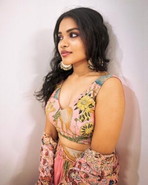 Kusuma Degalamari Instagram - All dolled up for a celebration 🎉 #babythemovie 

Outfit by @resonatedeattire 

#ootd #baby #babythemovie #chiranjeevi #chiru#megastarchiranjeevi #chiranjeevikonidela #successmeet #explorepage✨ #explore #fyp #fypシ #ınstagood #instafashion #kusumadegalamari #selflove #pink #messyhair