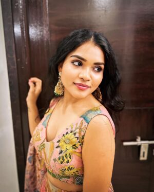 Kusuma Degalamari Instagram - All dolled up for a celebration 🎉 #babythemovie 

Outfit by @resonatedeattire 

#ootd #baby #babythemovie #chiranjeevi #chiru#megastarchiranjeevi #chiranjeevikonidela #successmeet #explorepage✨ #explore #fyp #fypシ #ınstagood #instafashion #kusumadegalamari #selflove #pink #messyhair