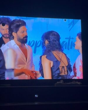 Kusuma Degalamari Instagram - One with the Icon star @alluarjunonline garu at @babythemovie appreciation meet.

It’s a surreal feeling to meet you Sir and so glad to hear about my work in your words. Getting this kind of recognition from one of the biggest stars of India in the very beginning of my career is really an achievement and a memory to treasure. 😊🙏🏽

#iconstar #iconstaralluarjun #stylishstar #stylishstaralluarjun #babymovie #babythemovie #kusuma #kusumadegalamari #actor #telugumovie #telugucinema