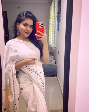 Kusuma Degalamari Instagram - All about the white vibes🤍

Saree, white saree, saree love, ootd, selfie, mirror selfie, instagood, outfit, actor, Hyderabad, traditional,