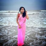 Kusuma Degalamari Instagram - A touch of tradition, a splash of style 💕 Beach, sea, saree, captions, photography, travel, photoshoot, #baby #babythemovie #kusuma #kusumadegalamari #travel #travelstories #solotrip #beach #saree #picoftheday #photooftheday #love #sunset #instagood #ootd