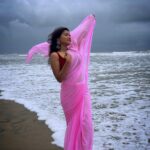 Kusuma Degalamari Instagram - Draped in pink by the sea, where every sunset is a masterpiece. 🌅💖 #sareeserenity #beachbaby Beach, sea, saree, captions, photography, travel, photoshoot, #baby #babythemovie #kusuma #kusumadegalamari #travel #travelstories #solotrip #beach #saree #picoftheday #photooftheday #love #sunset
