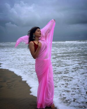 Kusuma Degalamari Instagram - Draped in pink by the sea, where every sunset is a masterpiece. 🌅💖 #sareeserenity 
#beachbaby 

Beach, sea, saree, captions, photography, travel, photoshoot, 

#baby #babythemovie #kusuma #kusumadegalamari #travel #travelstories #solotrip #beach #saree #picoftheday #photooftheday #love #sunset