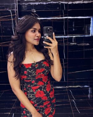 Kusuma Degalamari Instagram - "Lost in the mirror maze, finding my way through pixels and grace. 🌟 #ReflectionReverie"

Selfie, pose, ootd, photography, mirror, mirror selfie, night, makeup, routine, hairstyle, vibe check