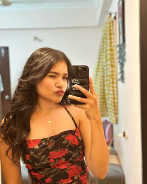 Kusuma Degalamari Instagram - "Lost in the mirror maze, finding my way through pixels and grace. 🌟 #ReflectionReverie"

Selfie, pose, ootd, photography, mirror, mirror selfie, night, makeup, routine, hairstyle, vibe check