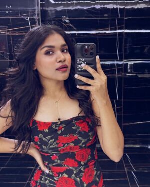 Kusuma Degalamari Instagram - "Lost in the mirror maze, finding my way through pixels and grace. 🌟 #ReflectionReverie"

Selfie, pose, ootd, photography, mirror, mirror selfie, night, makeup, routine, hairstyle, vibe check